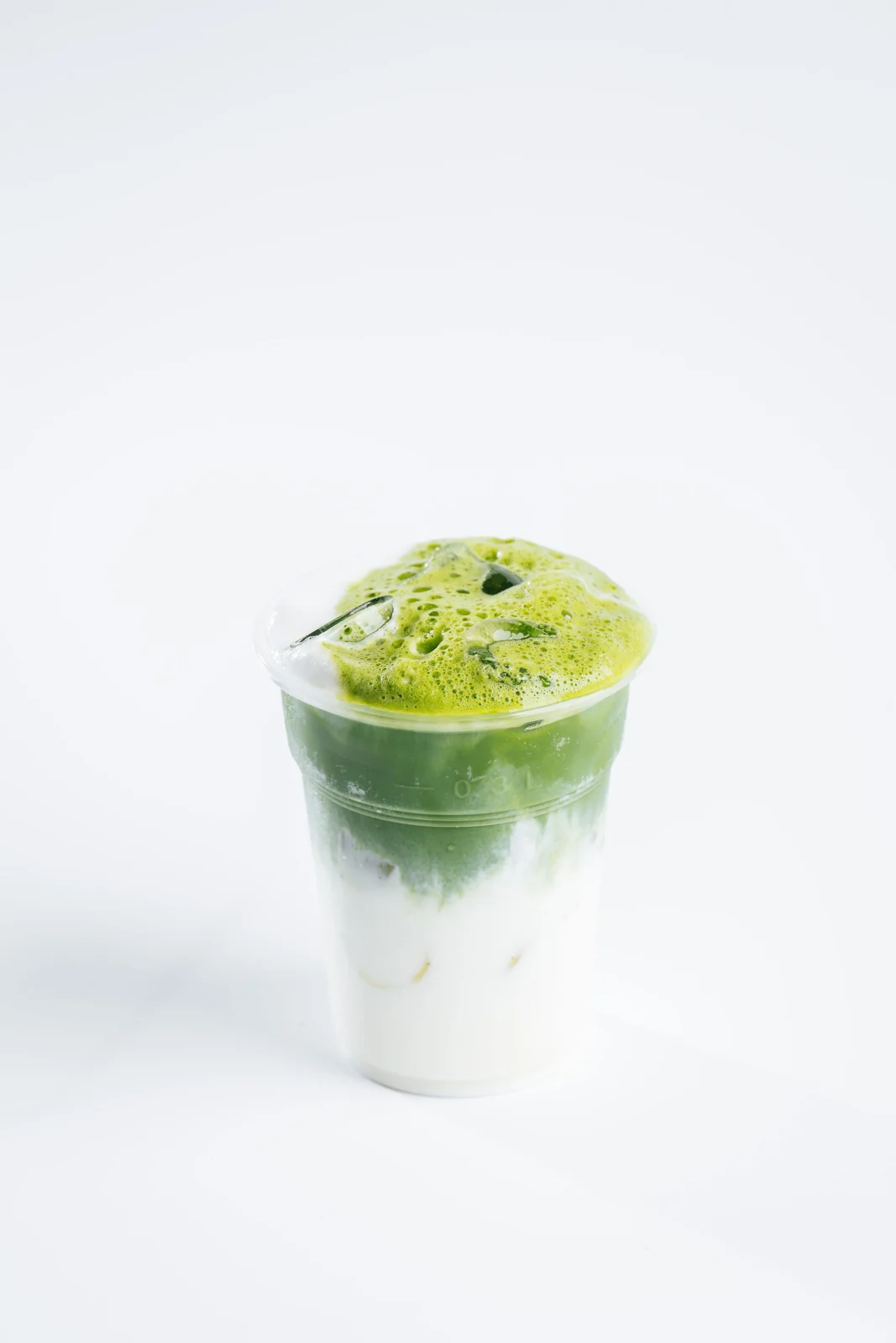 Ledena matcha latte v lončku za s sabo