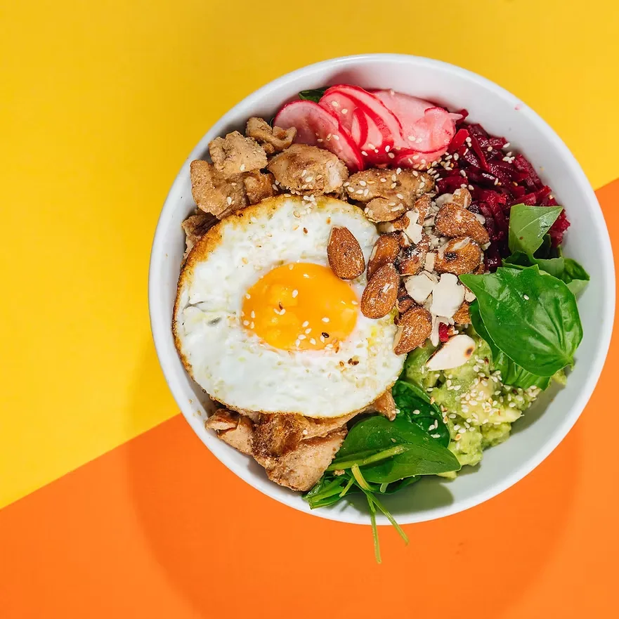 TINK Fitness Bowl s piščancem, jajcem, avokadom in zelenjavo