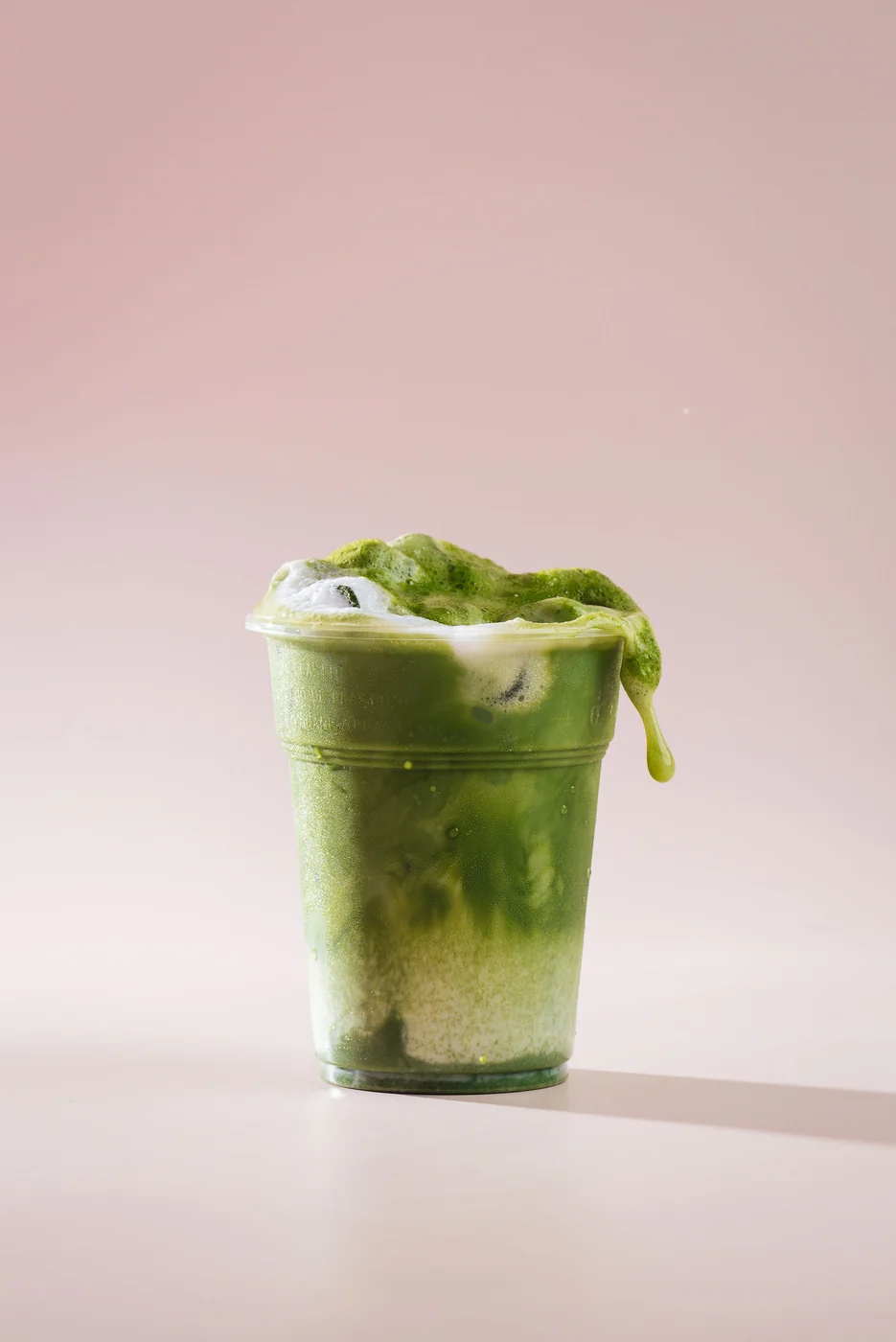 Ledena matcha v lončku na roza ozadju